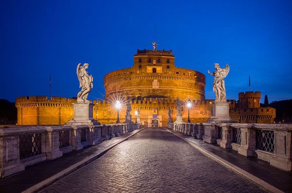 Jaynes Gallery 아티스트의 Europe-Italy-Rome-Bridge to Castel SantAngelo lit at night작품입니다.